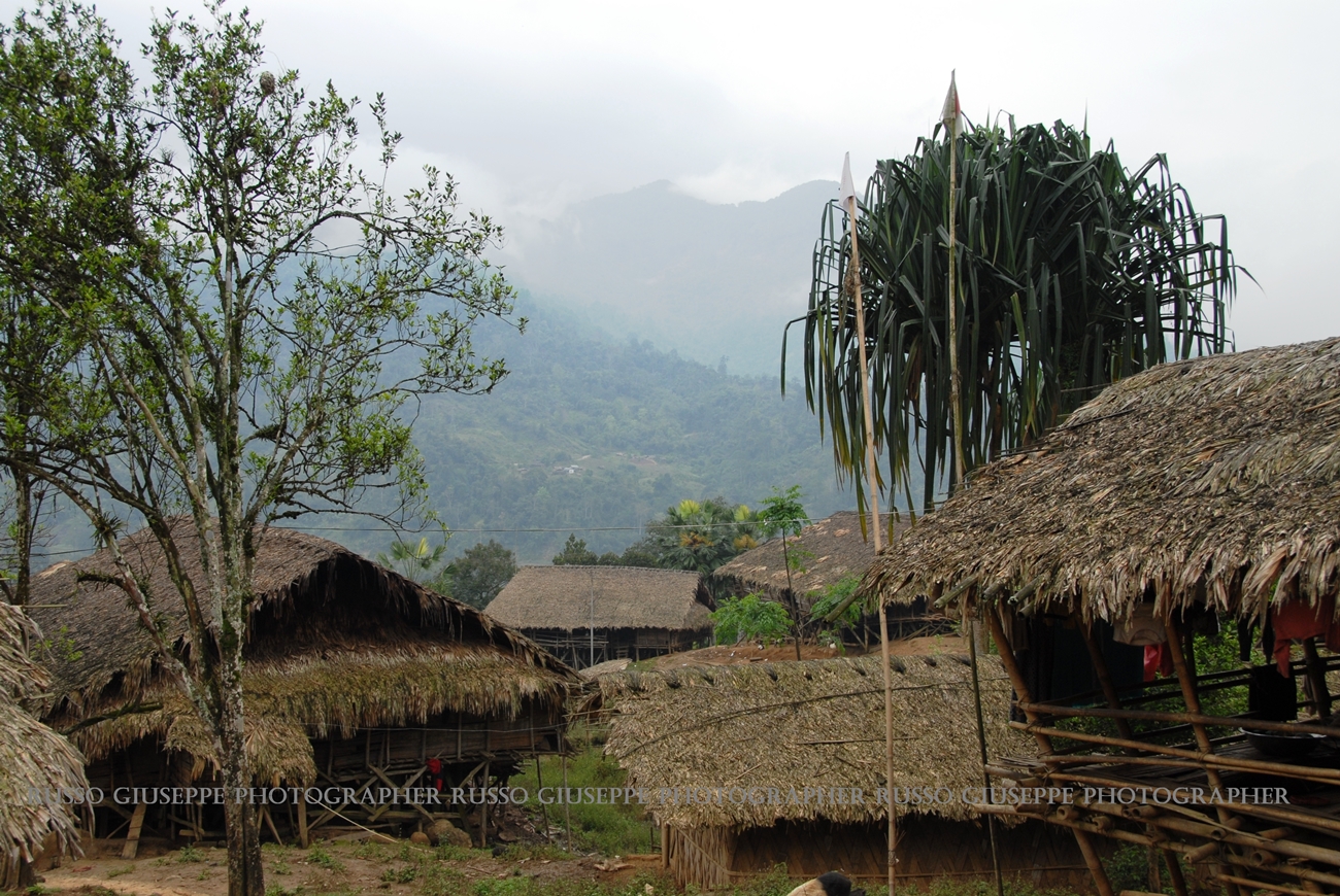 In assam e arunachal pradesh, tra le etnie tribali"> Case di legno su palafitte