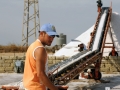 15-con-pala-e-carriola-il-sale-va-sul-nastro-trasportatore