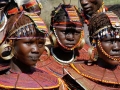 Donne-POKOT-con-tipiche-collane-e-orecchini-di-perline-colorate