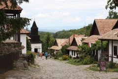 Holloko-Una-panoramica-del-villaggio-con-la-Parrocchiale-sullo-sfondo