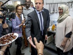 Macron ordina, gli scafisti di Roma obbediscono Macron ordina, gli scafisti di Roma obbediscono
