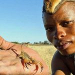 Così sta morendo la cultura tradizionale dei san, i boscimani del Kalahari Così sta morendo la cultura tradizionale dei san, i boscimani del Kalahari